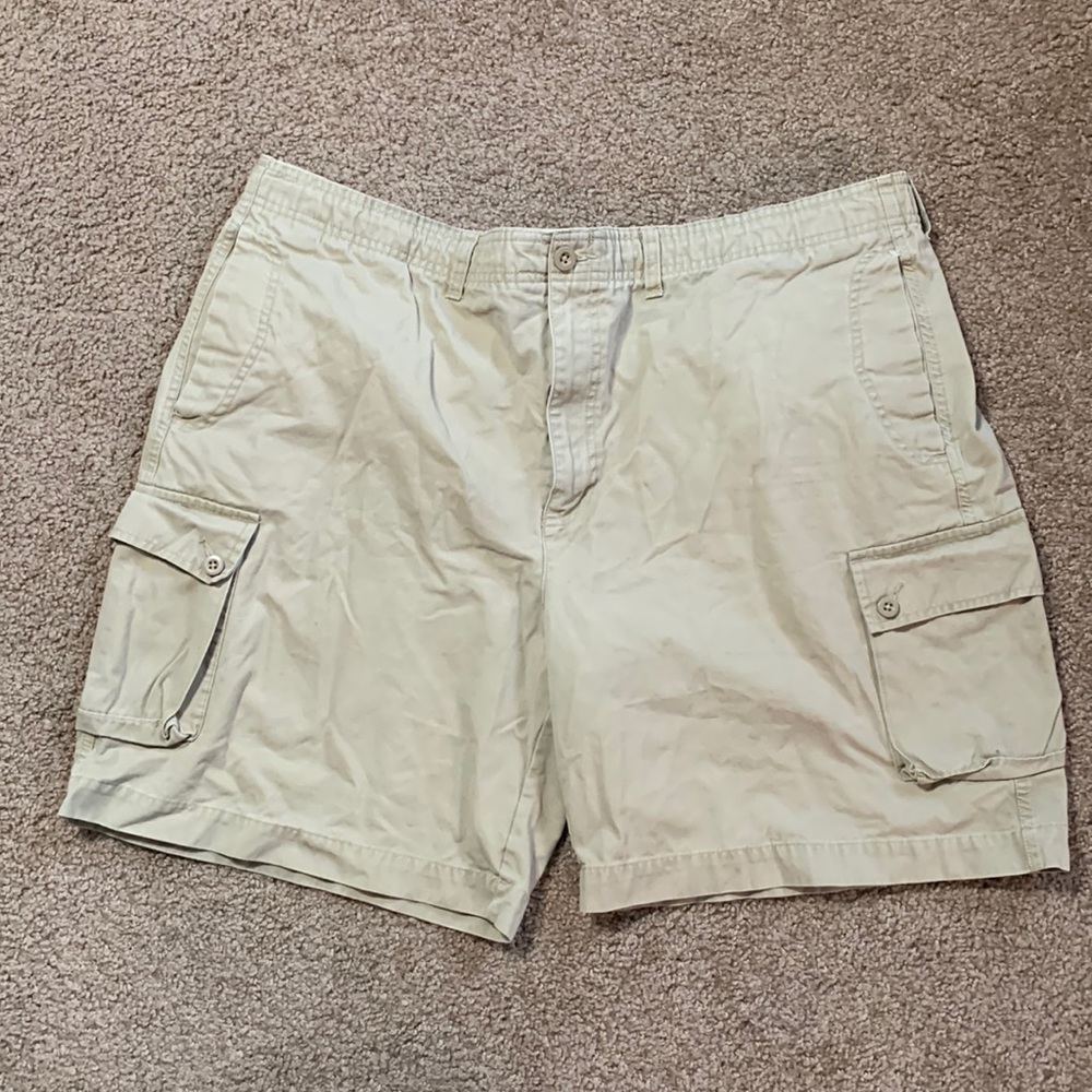Van Heusen Men’s Cargo Pants Size 44 missing button back pocket but is included
